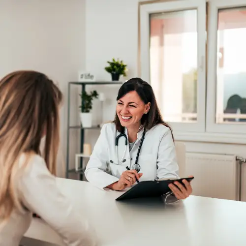 Médica explicando com tablet na mão