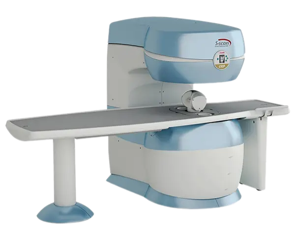 A imagem mostra um aparelho de ressonância magnética modelo S-Scan da Esaote. O equipamento tem um design compacto e moderno, com tons de azul claro e cinza.